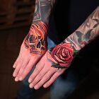 Tatuaż czacha z różą na dłoni, motyw: mroczne, styl: watercolor