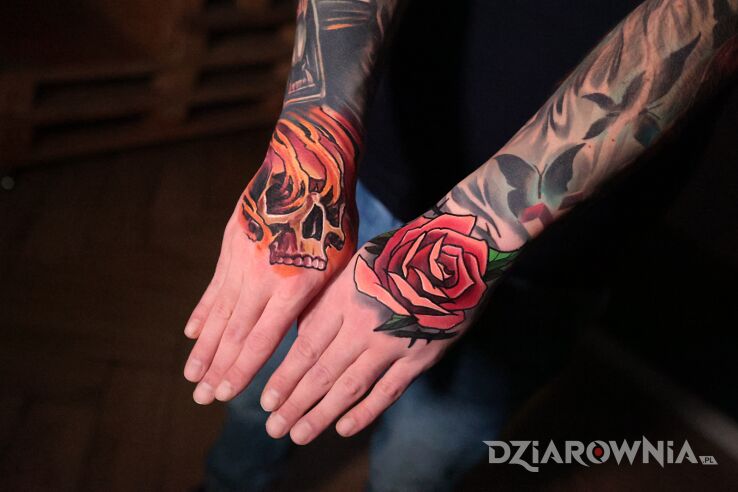 Tatuaż czacha z różą w motywie kolorowe i stylu neotradycyjne na dłoni