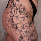 Tatuaż mandala z kwiatami na pośladkach, motyw: seksowne, styl: geometryczne