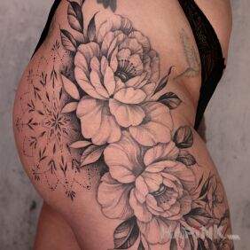 Tattoo Mandala with flowers! on the thigh motif: floral style: graphic / illustrative
