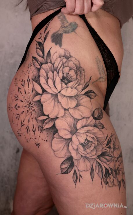Tatuaż mandala z kwiatami w motywie florystyczne i stylu geometryczne na pośladkach