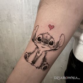 Tatuaż Stich <3 na ręce motyw: science fiction styl: graficzne / ilustracyjne