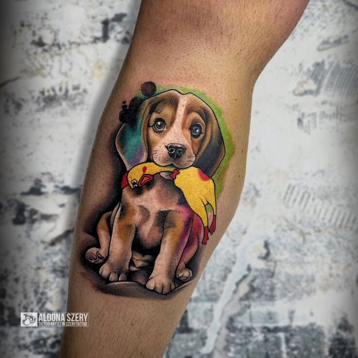 Tatuaż beagle - mój przyjaciel w motywie natura i stylu neotradycyjne na łydce