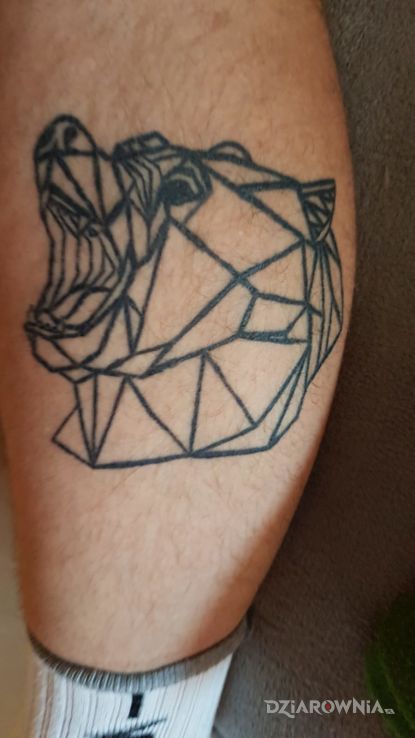 Tatuaż  geometryczny niedźwiedź w motywie zwierzęta i stylu geometryczne na łydce