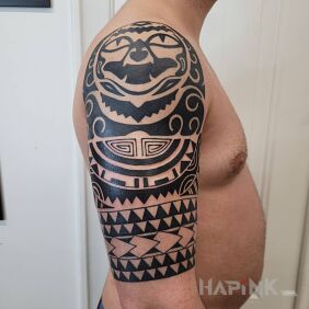 Tattoo Fresh Polynesia on the upper arm motif: black and gray style: Polynesian