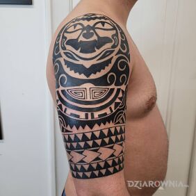 Tatuaż Polinezja świeża na barku motyw: czarno-szare styl: polinezyjskie