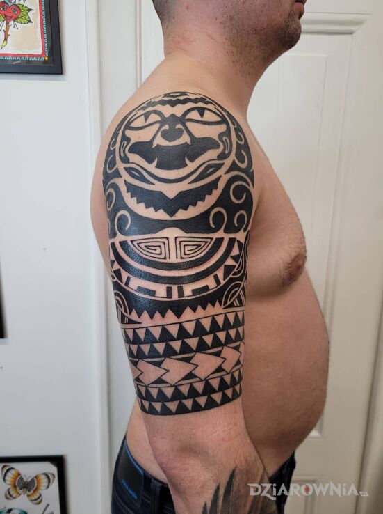 Tatuaż polinezja świeża w motywie indiańskie i stylu polinezyjskie na bicepsie