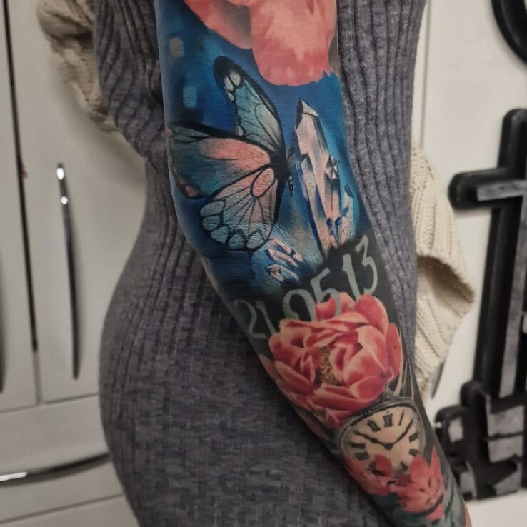 Tatuaż kobiecy rękaw w motywie kwiaty i stylu realistyczne na przedramieniu