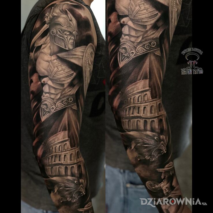 Tatuaż gladiator w motywie czarno-szare i stylu realistyczne na bicepsie