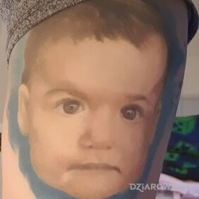Tatuaż Portret syna na bicepsie motyw: twarze styl: realistyczne