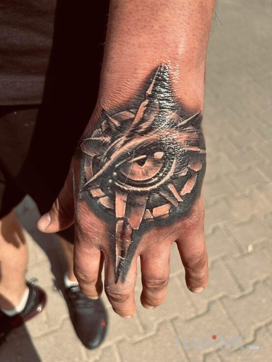 Tattoo Eye of the tiger in other motif and graphic / illustrative style on the hand