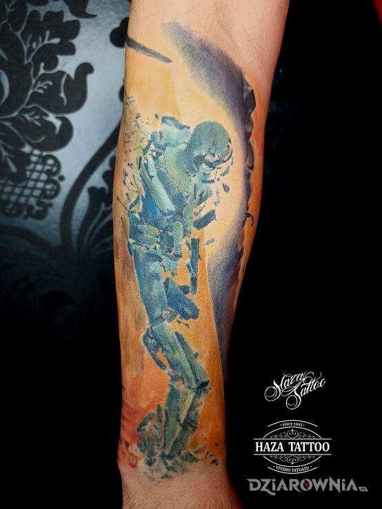 Tatuaż na podstawie beksińskiego w motywie science fiction i stylu realistyczne na ręce