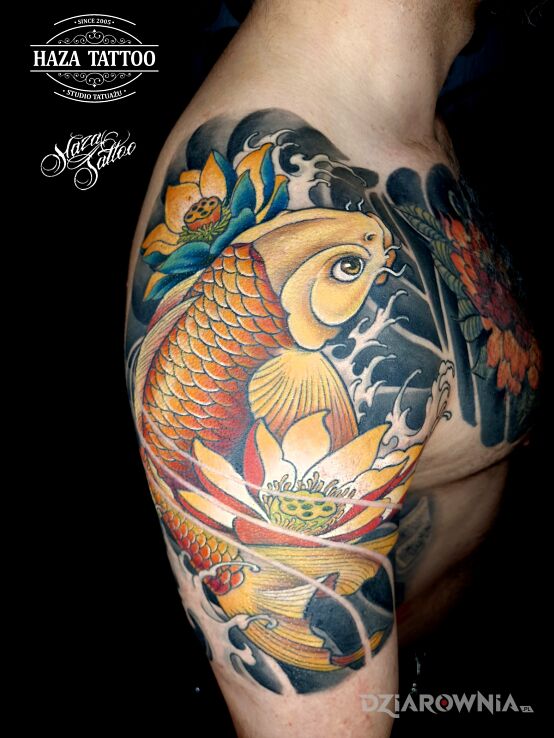 Tatuaż ryba koi tatuaż w motywie kwiaty i stylu japońskie / irezumi na obojczyku