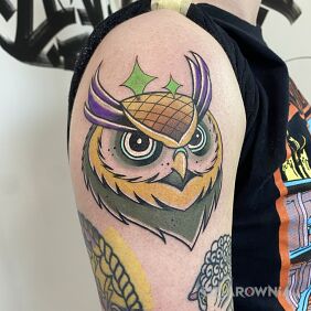 Tatuaż Sowa newschool na ramieniu motyw: kolorowe styl: newschool