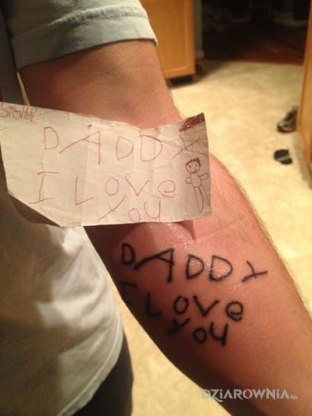 Tatuaż od dziecka w motywie napisy na przedramieniu