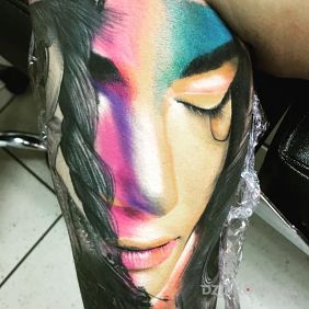 Tatuaż Kolorowa lala na łydce motyw: twarze styl: realistyczne