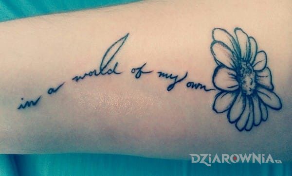 Tatuaż napis z kwiatem w motywie napisy na przedramieniu