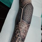 Tatuaż święta geometria na ręce, motyw: czarno-szare, styl: geometryczne