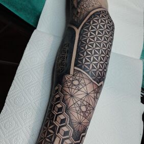 Tatuaż Święta geometria na przedramieniu motyw: ornamenty styl: geometryczne