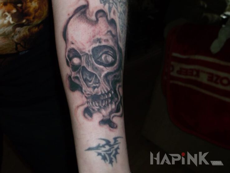 Tattoo Czaszka in skulls motif on the forearm