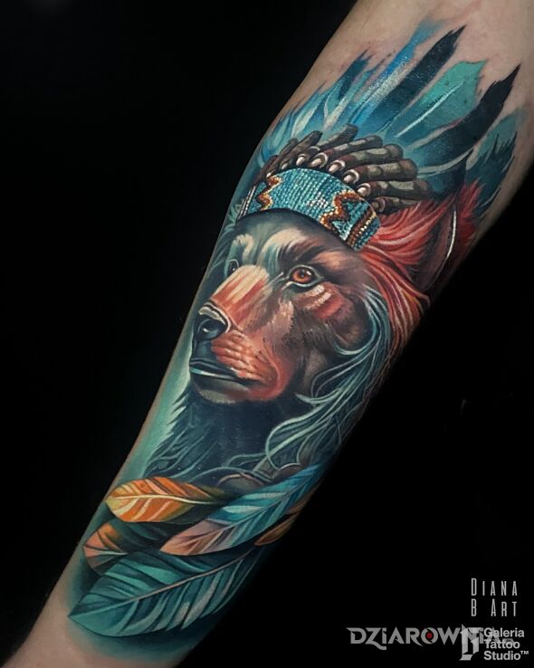 Tatuaż realistyczny niedźwiedź z pióropuszem w motywie kolorowe i stylu realistyczne na ręce