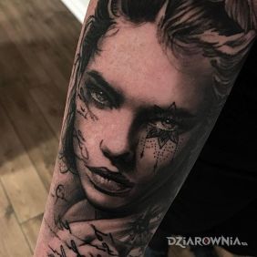 Tatuaż Twarzyczka na przedramieniu motyw: twarze styl: realistyczne