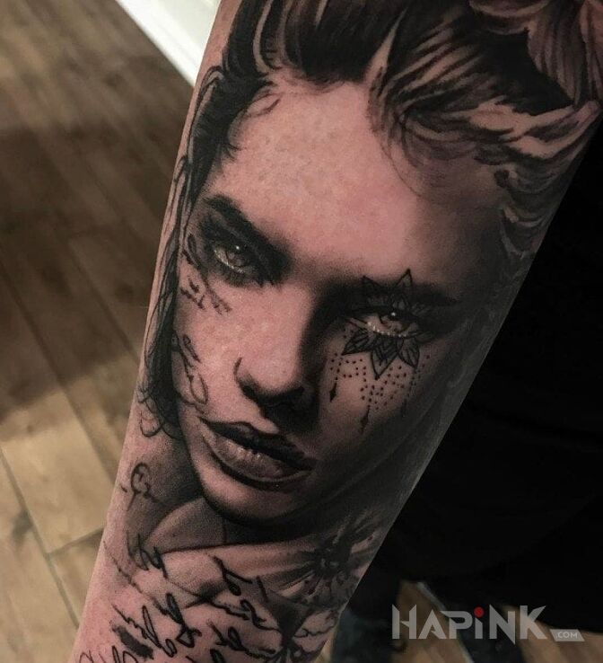 Tattoo Twarzyczka in faces motif and realistic style on the forearm