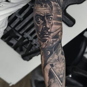 Tatuaż Salvador Dali na ręce motyw: czarno-szare styl: realistyczne