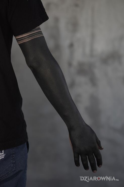 Tatuaż blackout na ręce oraz dłoni w motywie pozostałe i stylu blackwork / blackout na łokciu