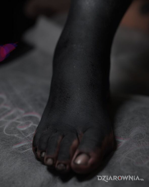 Tatuaż blackwork na stopie w motywie pozostałe i stylu blackwork / blackout na nodze