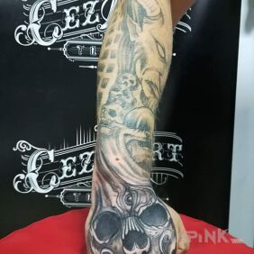 Tattoo Skull on the hand motif: skulls
