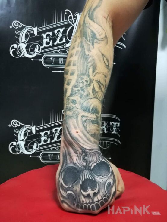 Tattoo Czaszka in skulls motif on the hand