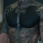 Tatuaż blackwork na klacie na klatce, motyw: pozostałe, styl: blackwork / blackout