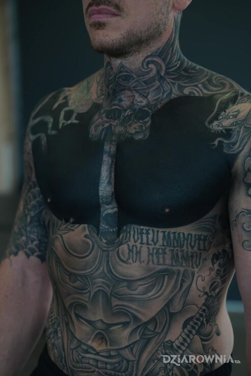 Tatuaż blackwork na klacie w motywie pozostałe i stylu blackwork / blackout na klatce