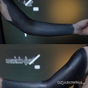 Tatuaż Blackout na ręce. na ramieniu motyw: rękawy styl: blackwork / blackout