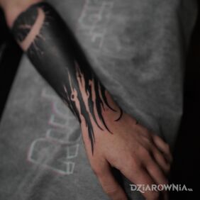 Tatuaż Blackwork na przedramieniu. na przedramieniu motyw: mroczne styl: blackwork / blackout