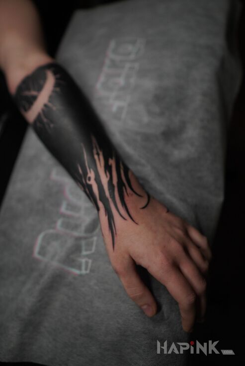 Tattoo Blackwork na przedramieniu. in dark motif and blackwork / blackout style On the arm
