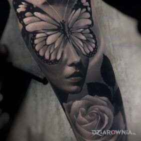 Tatuaż Kobieta motyl. na ręce motyw: kwiaty styl: realistyczne