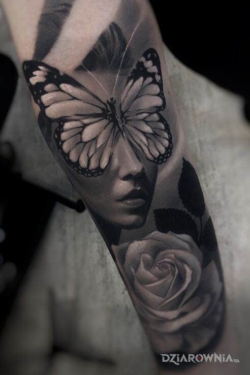Tatuaż kobieta motyl w motywie florystyczne i stylu realistyczne na przedramieniu