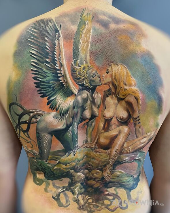 Tatuaż plecy z obrazem borisa vallejo w motywie postacie i stylu surrealistyczne na plecach