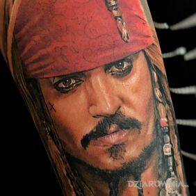 Tatuaż Jack Sparrow portret. na ręce motyw: kolorowe styl: realistyczne