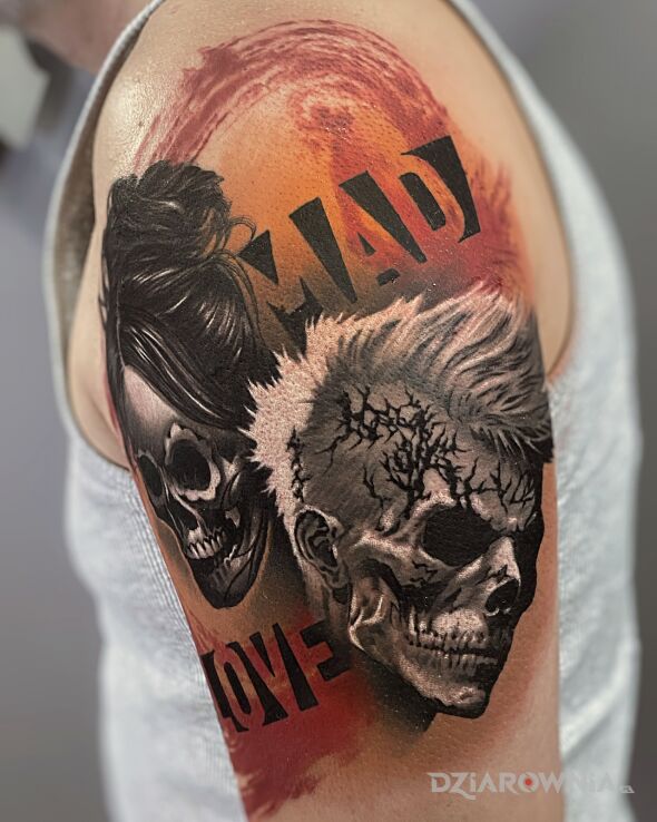 Tatuaż mad love w motywie czarno-szare i stylu graffiti na ramieniu