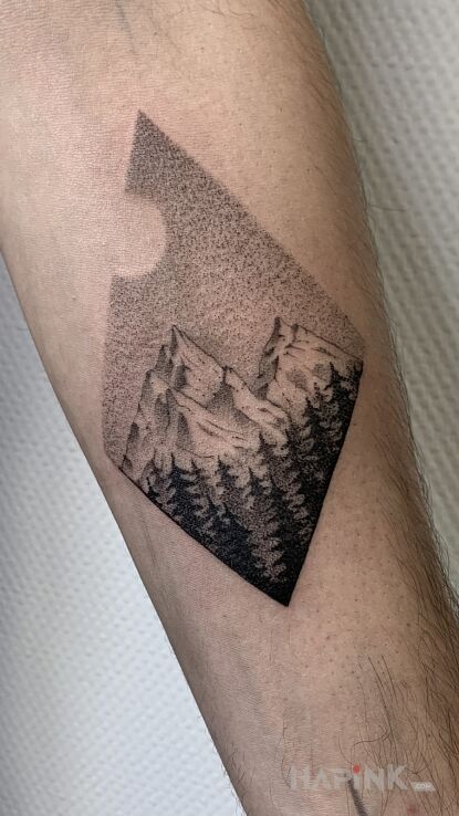 Tattoo Graficzny widoczek. in małe motif and graphic / illustrative style On the arm