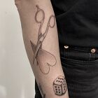Tatuaż graficzne nożyczki z sercem  kostka na przedramieniu, motyw: małe, styl: graficzne / ilustracyjne