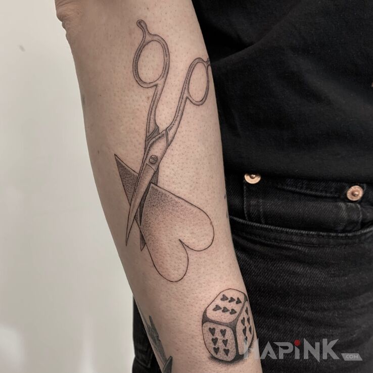 Tattoo Graficzne nożyczki z sercem + kostka. in objects motif and graphic / illustrative style on the forearm