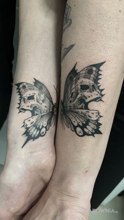Tatuaż motylo-czaszki dla pary w motywie mroczne i stylu graficzne / ilustracyjne na ręce