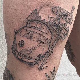 Tatuaż Camper love. na nodze motyw: czarno-szare styl: graficzne / ilustracyjne