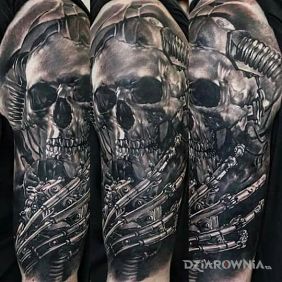 Tatuaż Metaliczna czacha na ramieniu motyw: 3D styl: realistyczne