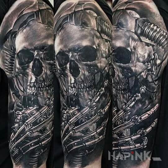 Tattoo Metaliczna czacha in anatomical motif and realistic style on the upper arm