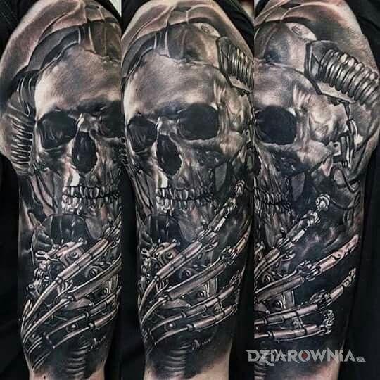 Tatuaż metaliczna czacha w motywie czaszki i stylu realistyczne na ramieniu